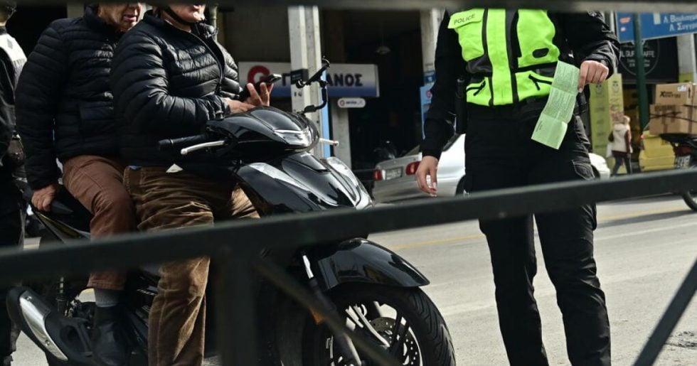 Αθωώθηκε ο γνωστός τράπερ για οπλοφορία - Καταδικάστηκε ο οδηγός της μηχανής